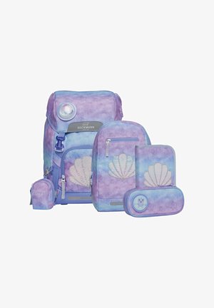 Schulranzen-Set in Lila- und Blauverlauf mit Muscheldesigns, bestehend aus Rucksack, kleinerer Tasche, Federmäppchen und Geldbörse.