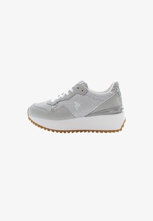 Szary damski sneaker z białymi sznurowadłami, grubą białą podeszwą, błyszczącym akcentem na pięcie i teksturowaną cholewką z małym logo po boku.