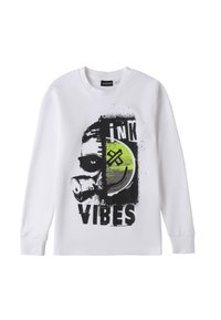 Weißes Langarm-T-Shirt mit einem grafischen Design, das ein maskiertes Gesicht, einen grünen Kreis und den Text "ink VIBES" in Schwarz zeigt. Aus Baumwollmaterial.