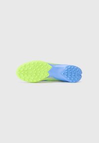 Helle grüne und blaue Sportschuhsohle mit strukturierten Traktionsnoppen und einem stromlinienförmigen Design für optimierte Leistung auf verschiedenen Oberflächen.