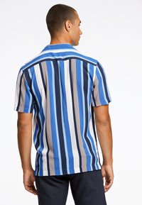 Camicia a maniche corte con strisce verticali in tonalità di blu, grigio e bianco; realizzata in tessuto leggero con colletto e orlo semplice.