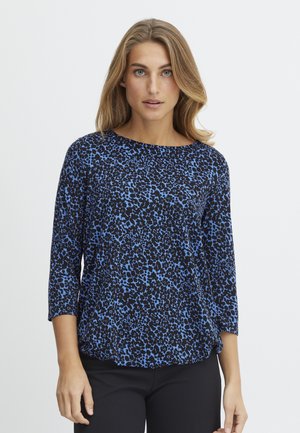 Schwarze Bluse mit blauem Leopardenmuster, mit Dreiviertelärmeln, rundem Halsausschnitt und lockerer Passform. Weiches Material mit glatter Textur.