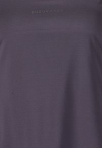 Lila Sportshirt aus strukturiertem Stoff, mit einem kleinen geprägten "ENDURANCE"-Logo auf der Vorderseite.