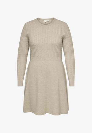 Pleteni haljina u svijetlosmeđoj boji s dugim rukavima, rebrastom teksturom na gornjem dijelu, A-linijom suknje i okruglim izrezom.