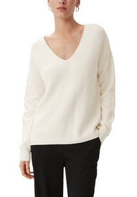 Weißer Strickpullover mit tiefem V-Ausschnitt, langen Ärmeln und geripptem Design. Verfügt über dezente vertikale Linienakzente in der Mitte.