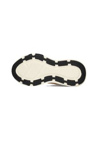 Suela de zapato de goma negra y crema con un patrón de agarre texturizado, forma curvada y diseño segmentado para una mejor tracción.