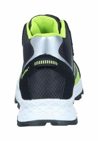 Schwarzer Sportschuh mit mesh-Obermaterial, silbernen Akzenten und einem leuchtend grünen Kragen. Verfügt über eine strukturierte Gummisohle für bessere Traktion.