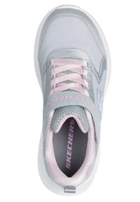 Scarpa sportiva grigia con upper in rete, lacci rosa e logo. Presenta un colletto imbottito e dettagli testurizzati sui lati.