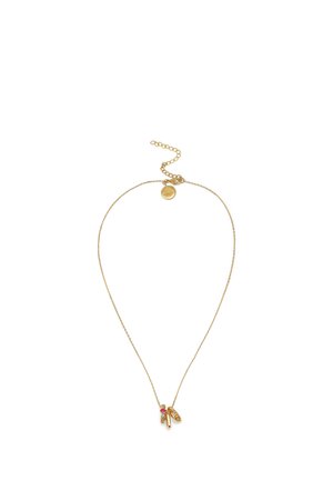 Fin guldkæde med tre små vedhæng: en guldring, et perlebesat vedhæng med farvede sten og et tekstureret guldløv.