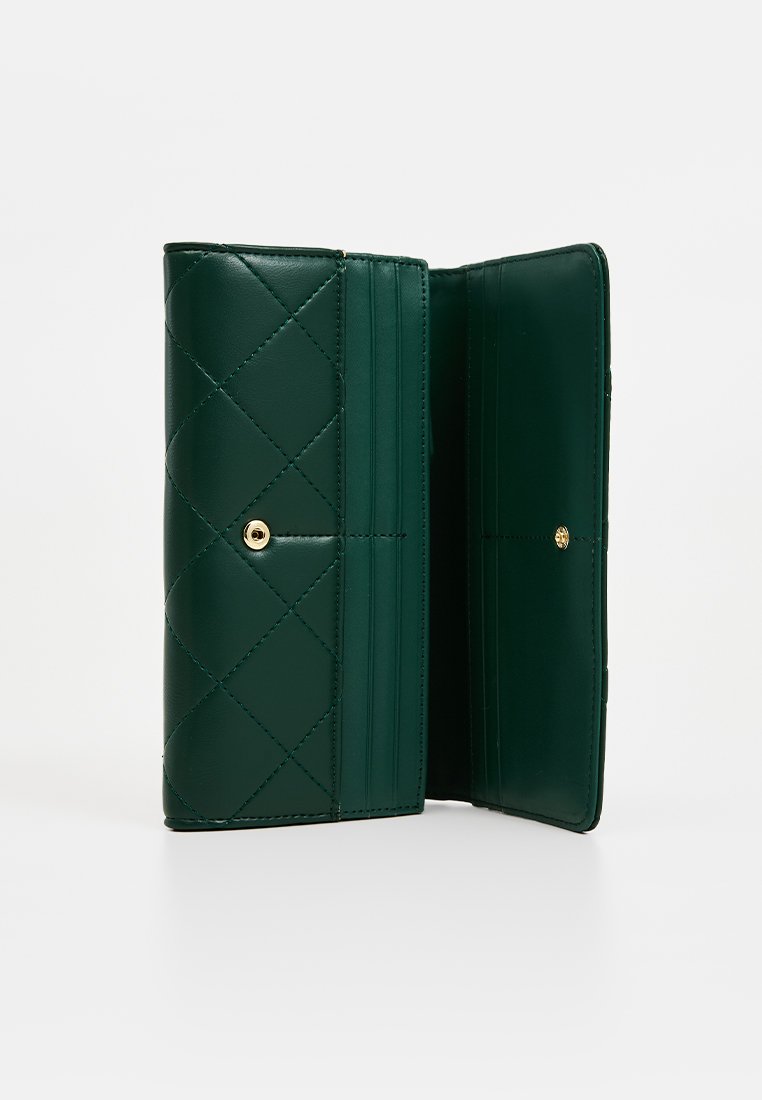 Grünes, gestepptes Lederportemonnaie mit Druckknopfverschluss. Verfügt über Innenkartenfächer und ein glattes Futter. Die Außenseite zeigt ein Diamantmuster.