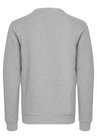 Grauer Sweatshirt mit Rundhalsausschnitt, langen Ärmeln und gerippten Bündchen. Hergestellt aus strukturiertem Stoff, hat eine schlichte Rückseite ohne Verzierungen.