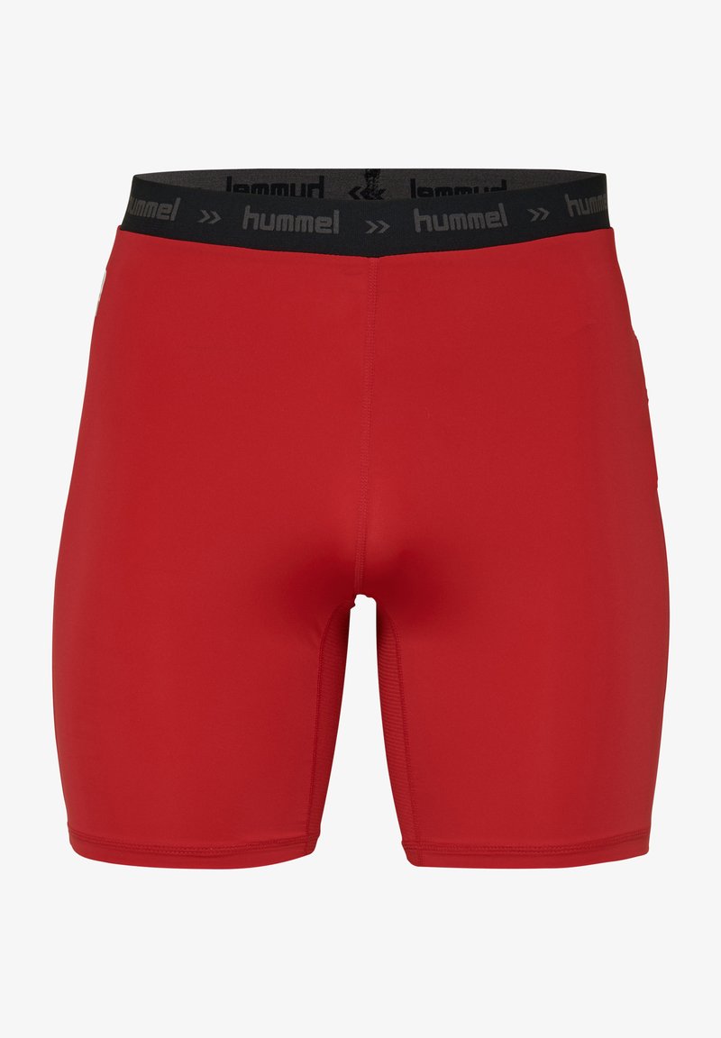 Shorts de sport rouges ajustés en tissu lisse. Présente une ceinture noire avec un logo de marque et des détails de couture.