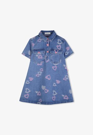 Džinsa kleita ar īsām piedurknēm, apkakli, priekšējām kabatām un rozā pogām. Izgreznota ar krāsainu sirdīšu rakstu rozā un pelēkā krāsā.