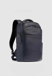 Mochila de cuero azul marino con un diseño elegante, cuenta con compartimentos con cremallera, correas acolchadas para los hombros y una parte trasera texturizada para mayor comodidad.