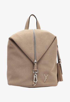 Sac à dos beige perforé avec une fermeture éclair centrale argentée, détail de clip, poignée en cuir et un pompon attaché sur un côté.