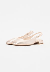 Slingback-skor i metallisk roséguldläder med rund tå och liten blockklack. Har en spännestrapsdetalj för säker passform.