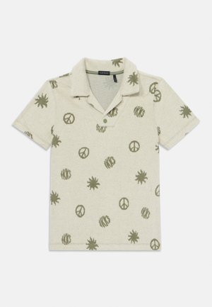 Μπεζ κοντομάνικο πόλο μπλουζάκι με ανοιχτό γιακά, διακοσμημένο με πράσινα σύμβολα ειρήνης, σχήματα ήλιου και κυκλικά σχέδια.