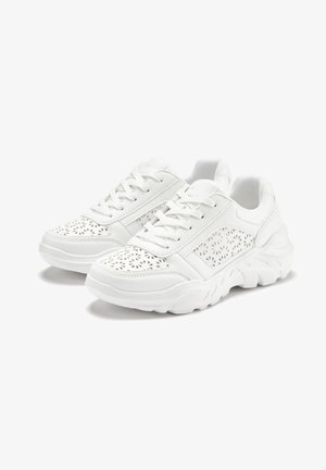 Weiße Sportschuhe mit perforierten Lederdetails, Schnürdesign und gepolsterten Sohlen, die eine strukturierte, wellenförmige Außensohle aufweisen.