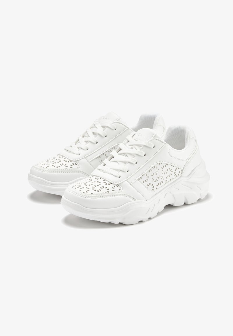 Weiße Sportschuhe mit perforierten Lederdetails, Schnürdesign und gepolsterten Sohlen, die eine strukturierte, wellenförmige Außensohle aufweisen.