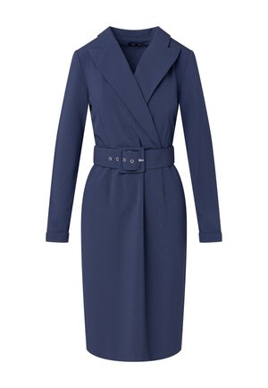 Abito avvolgente blu navy realizzato in tessuto morbido, con vita cinturata, ampio colletto e maniche lunghe con polsini arrotolati.