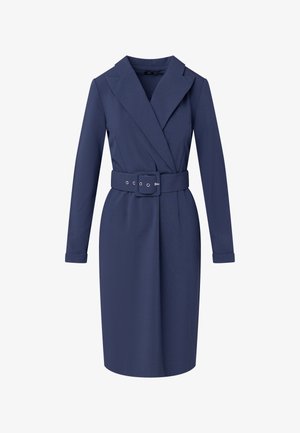 Abito avvolgente blu navy realizzato in tessuto morbido, con vita cinturata, ampio colletto e maniche lunghe con polsini arrotolati.