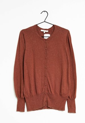 Cardigan à manches longues couleur rouille tacheté avec des boutons sur le devant, présenté sur un cintre noir sur fond blanc.