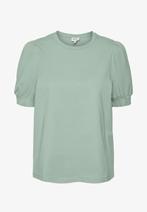 Jasnozielony t-shirt z bufkami, wykonany z miękkiego materiału. Okrągły dekolt i krótkie rękawy z marszczeniami. Prosty dół.