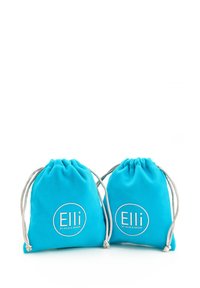 Zwei türkisfarbene Kordelzugtaschen aus weichem Stoff, die weiße runde Logos mit dem deutlich aufgedruckten Wort "Elli" zeigen.