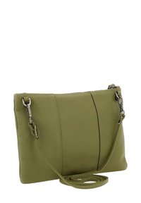 Borsa a tracolla in pelle verde oliva con texture a granuli, chiusura con zip e tracolla regolabile con ganci in metallo argentato.