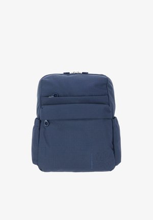 Sac à dos en tissu bleu marine avec une surface texturée, deux poches avant zippées et des accents de marque. Design robuste avec bords renforcés.