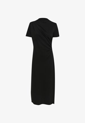 Schwarzes knielanges Kleid mit kurzen Ärmeln, das vorne ein drapiertes Design aufweist und aus glattem, weichem Stoff gefertigt ist.