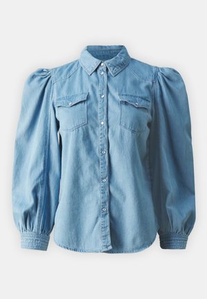 Camisa de mezclilla azul claro con cuello, mangas largas abullonadas, dos bolsillos en el pecho y parte delantera abotonada. Textura suave y puños ajustados.