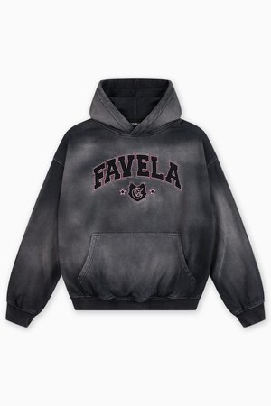 Tamsiai pilkas gobtuvu megztinis su kengūros kišene, priekyje juodos ir rožinės spalvos akcentais išraižytas tekstas „FAVELA“ ir skydo formos logotipas su žvaigždutėmis.