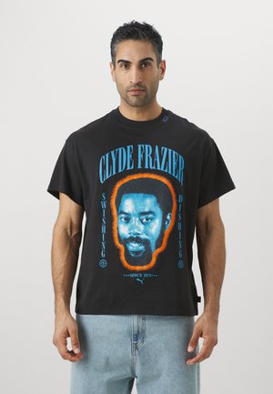 Puma CLYDE FOREVER TEE - Print T-shirt - black
