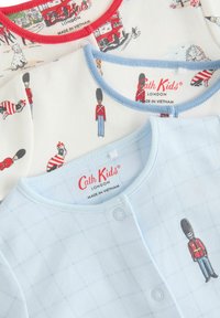 Drei Kinderbodysuits: einer mit rotem Saum und London-Motiv, ein anderer in Hellblau mit kariertem Muster und einer mit Soldatengrafiken.