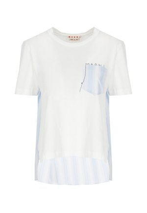 T-shirt bianca a maniche corte con tessuto a righe azzurro chiaro sulla tasca, sui lati e sull'orlo, con piccolo logo "Marni" sopra la tasca.