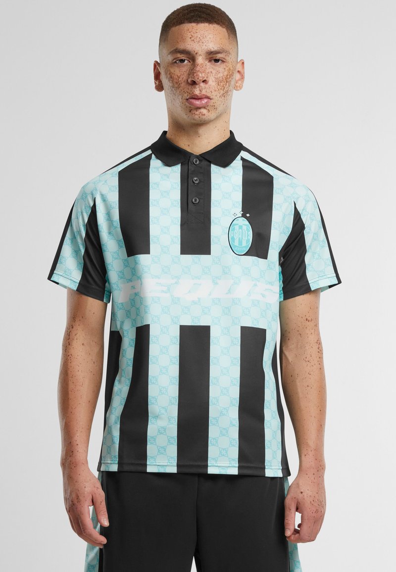 Polo shirt met korte mouwen in een lichtblauw en zwart gestreept patroon, met een geometrisch ontwerp en een circulair logo op de borst.