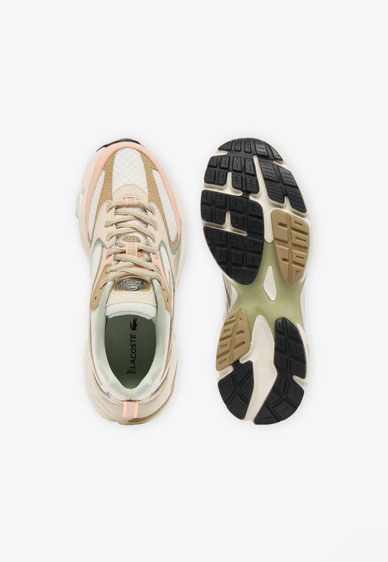 Paar beige-weiße Lacoste-Sneaker, einer zeigt die Oberseite mit Schnürsenkeln, der andere die schwarze und beige strukturierte Sohle.