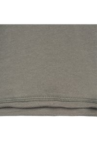 Tissu en coton gris avec une texture lisse, présentant un ourlet net et un motif côtelé subtil sur les bords.