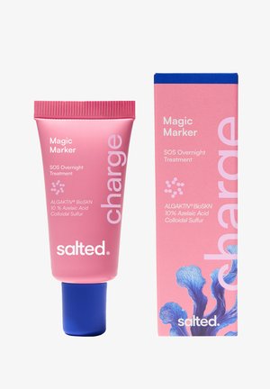 Tube rose et boîte de traitement nocturne Salted Magic Marker SOS avec 10 % d'acide azélaïque et soufre colloïdal, bouchon bleu et design corail sur la boîte.
