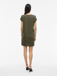 Vestido de camiseta verde oliva con mangas cortas enrolladas, un corte relajado y un dobladillo a la altura de la rodilla. Tejido suave y ligero sin patrones visibles.