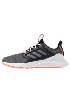 Czarny i szary meshowy sneaker z białą podeszwą, koralowe akcenty na podeszwie i pięcie, szary wzór z trzema paskami oraz różowe sznurówki.