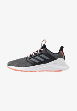 Zapatilla deportiva de malla negra y gris con suela blanca, detalles en coral en la suela y el talón, diseño gris de tres franjas y cordones rosas.