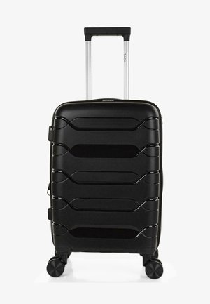 Maleta rígida negra con acabado texturizado, surcos curvados suaves, asa retráctil, cuatro ruedas y cierre de cremallera.