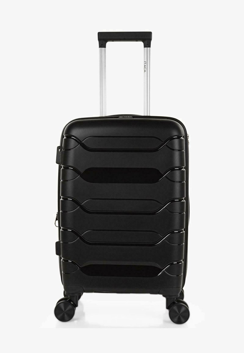Maleta rígida negra con acabado texturizado, surcos curvados suaves, asa retráctil, cuatro ruedas y cierre de cremallera.