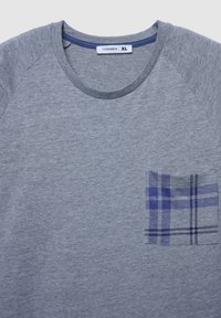 Maglietta grigia a maniche corte con scollatura rotonda, dettaglio blu e taschino a quadretti nei colori viola e navy. Taglia XL.