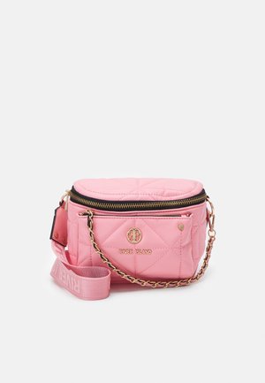 Roze gewatteerde crossbodytas met gouden beslag, voorzien van een ritssluiting, merkaccent en afneembare band met logo.