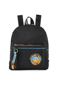 Mochila negra de nylon con correas dobles, bolsillos con cremallera, costuras azules y un parche circular que presenta una cara sonriente y franjas de arcoíris.