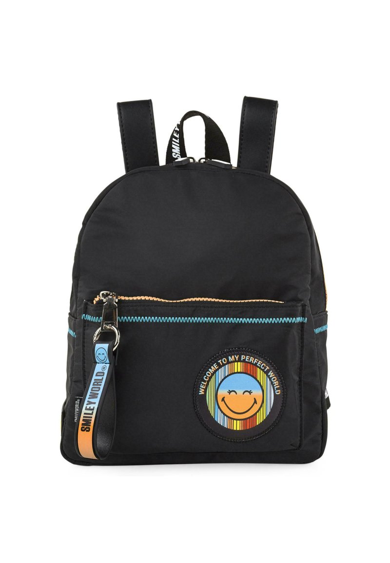 Mochila negra de nylon con correas dobles, bolsillos con cremallera, costuras azules y un parche circular que presenta una cara sonriente y franjas de arcoíris.