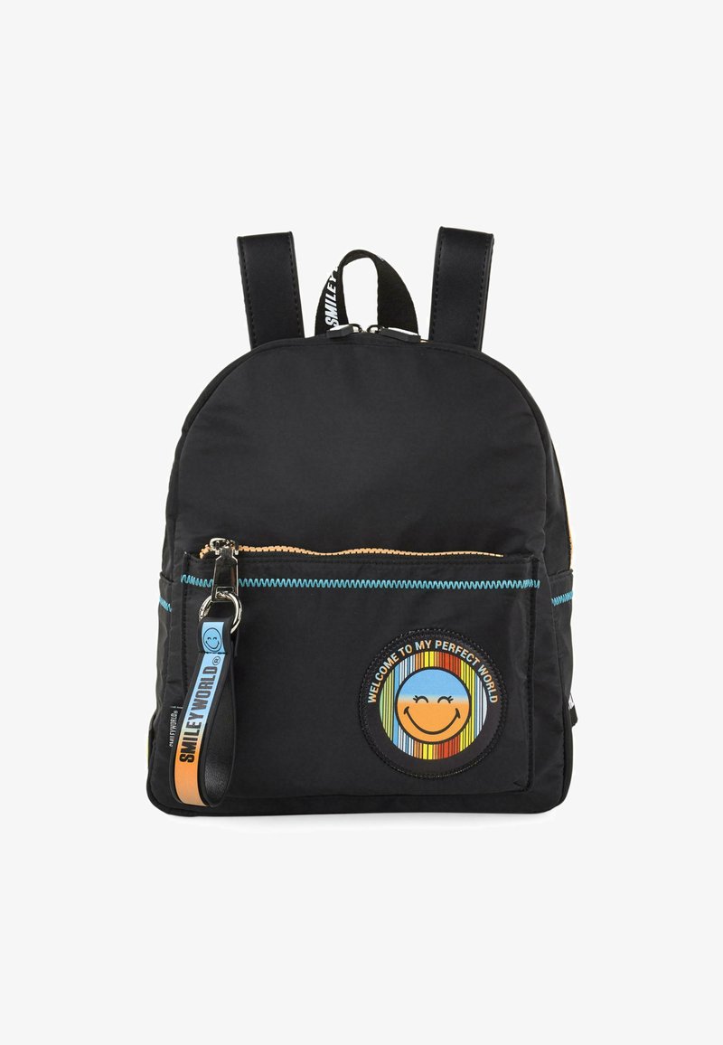 Mochila negra de nylon con correas dobles, bolsillos con cremallera, costuras azules y un parche circular que presenta una cara sonriente y franjas de arcoíris.